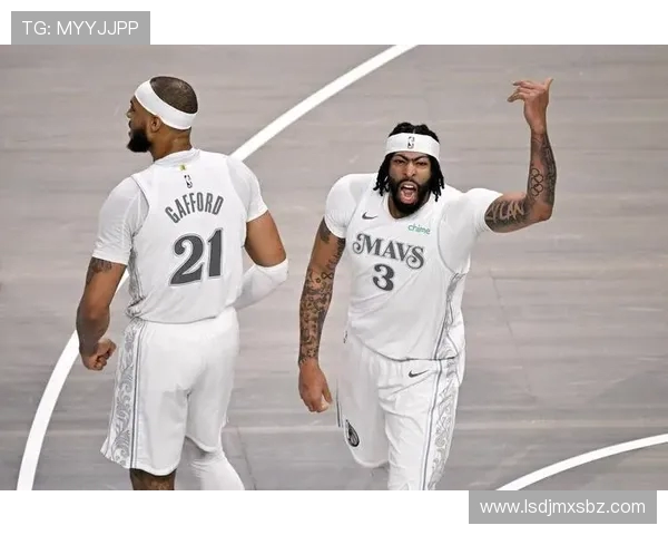 独行侠球员圣诞主题穿搭亮相入场通道与球迷共享节日气氛